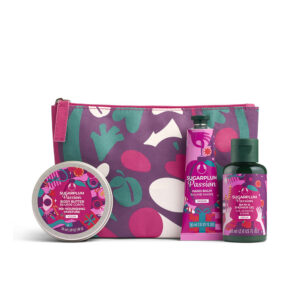 THE BODY SHOP Sugarplum Passion Estuche 3 pz: Manteca Corporal 50 ml, Bálsamo de Manos 30 ml, Gel de Ducha 60 ml, Neceser